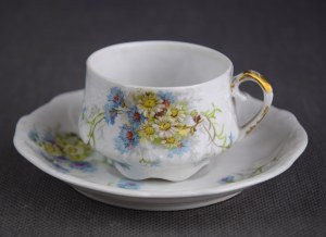 Cup of blue and white flowers, Ćmielów, Drucki-Lubecki, circa 1900.