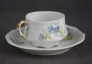 Cup of blue and white flowers, Ćmielów, Drucki-Lubecki, circa 1900.