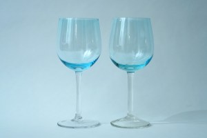 Two red wine glasses - Blue