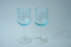 Two red wine glasses - Blue