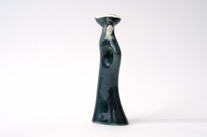 Porcelain figurine - Woman with a bowl - Hassan Heshmat
