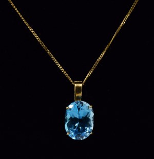 Pendant with topaz