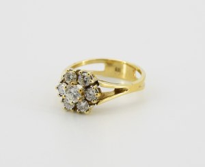 Ring with diamonds