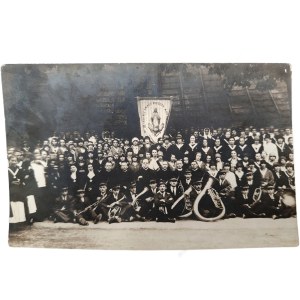 Fotografia grupowa, - Sztandar Maryjny, orkiestra, Polska ok. 1920