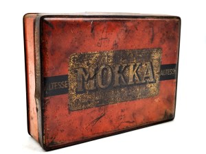 Mokka Altesse cigarette tin , Cracow period of the Second Polish Republic [ advertisement ].