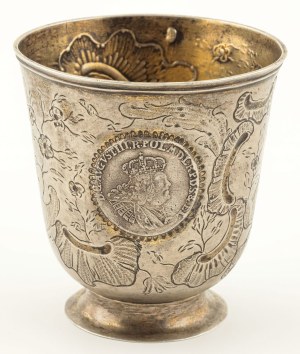 ROKOKOWY KUBEK Z MONETAMI, Polska, Toruń, Johann Samuel Meschke (Möschke) (?), po 1762, Srebro, złocenie, waga 146,84 g, wys. 9 cm