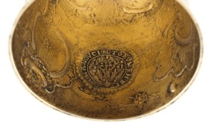 ROKOKOWY KUBEK Z MONETAMI, Polska, Toruń, Johann Samuel Meschke (Möschke) (?), po 1762, Srebro, złocenie, waga 146,84 g, wys. 9 cm