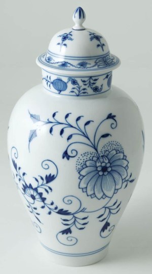 WAZKA WITH CELLULAR DESIGN, Saxony, Meissen, 20th century.