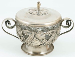 SUGAR CAKE DECORATED IN TULIPS, Poland, 3rd quarter of the 20th century.