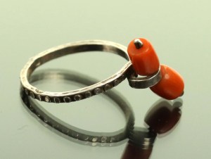 Ring with coral, Warmet (105)