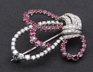 Jewellery - White gold brooch with rubies and diamonds ct. 1,...