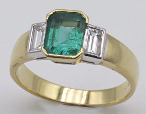 Jewellery - Yellow gold ring,emerald ct.1.50 approx.,diamond...