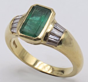 Jewellery - Yellow gold ring and tapered diamonds ct 0.50 and sme...