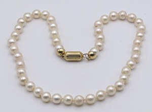 Jewellery - Strand of cultured pearls with barrel closure i...