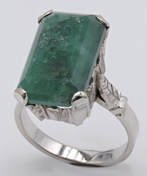 Jewellery - White gold ring and green stone size 12. gr.6.5...