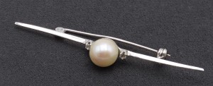 Jewellery - White gold and pearl bar brooch cm. 5 ,5 ci...