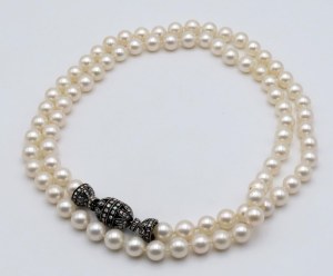 Jewellery - Strand of cultured pearls with 750 gold br...