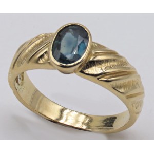 Jewellery - Yellow gold ring with oval sapphire size 15. gr....