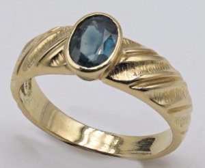 Jewellery - Yellow gold ring with oval sapphire size 15. gr....