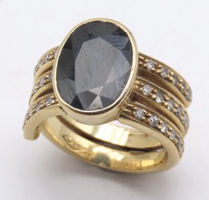 Jewellery - Yellow gold ring with small diamonds and sapphire ...