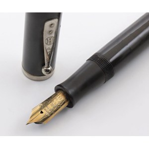 Pens - WATERMAN 58. Penna stilografica. Corpo e cappuccio...