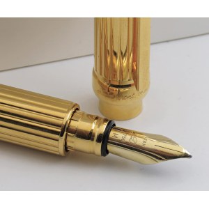 Pens - S.T. DUPONT. Penna stilografica. Corpo e cappuccio...
