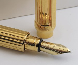 Pens - S.T. DUPONT. Fountain pen. Body and cap...