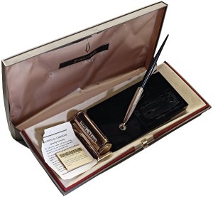 Pens - SHEAFFER'S. Desk set. Item consisting of ...