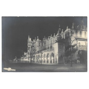 [KRAKÓW]. [Sukiennice nocą].