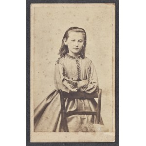 BELDOWICZ Wilhelm] Fotografia dziewczynki w sukni. Fot. W. Beldowicz Czernowitz [Czerniowce] Lata 60/70. XIX w.