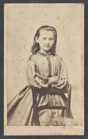 BELDOWICZ Wilhelm] Photograph of a girl in a dress. Photo by V. Beldovich Czernowitz [Chernivtsi] 1960s/70s of the 19th century.