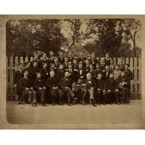 Fotografia uczniów oraz kadry Gimnazjum im. Franciszka Józefa we Lwowie. Lwów [ok. 1879 r.]