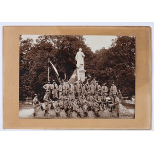 SOKÓŁ Towarzystwo] Duża fotografia zbiorowa członków Towarzystwa Gimnastycznego Sokół w Złoczowie pod pomnikiem Adama Mickiewicza. Złoczów [nie przed 1898 r.]