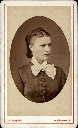 SZUBERT Avit] Photograph of a young woman. Photo by Awit Szubert. Cracow [l. 1878-1887].