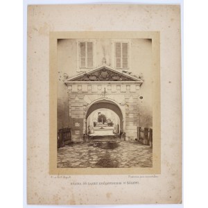 [ZABYTKI ŻÓŁKIEWSKIE] Brama do Zamku Królewskiego w Żółkwi. Fot. T. Szajnok. [Lwów 1867]