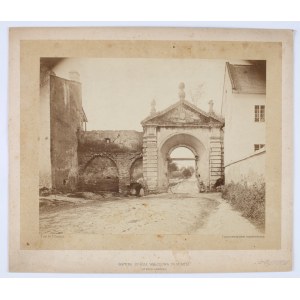 ZABYTKI ŻÓŁKIEWSKIE] Główna brama wjazdowa do miasta (od strony zachodniej). Fot. T. Szajnok. [Lwów 1867]