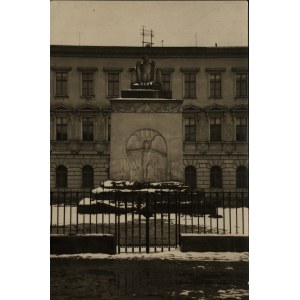 Bitwa o Lwów] Pomnik Poległych 1918-1920 (zmarłych z ran w Szpitalu na Politechnice) na terenie ogrodów Politechniki. Lwów 1936 r.