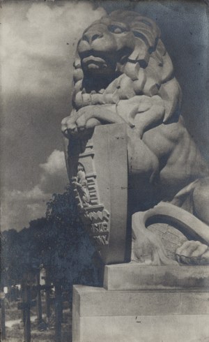 Cemetery of the Defenders of Lviv] Photograph of a lion from the Cemetery of Defenders of Lviv. Lviv, 1938. [HARCERING]