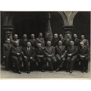 Krakowscy Mistrzowie Introligatorscy z okazji ufundowania sztandaru cechu introligatorów w Krakowie 12 V 1946.