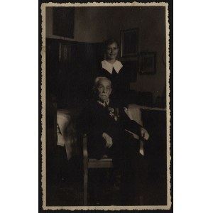 POWSTANIE STYCZNIOWE] Fotografia portretowa Ludwika Nowakowskiego, weterena roku 1863, z wnuczką. Chrzanów, lipiec 1920 r. [dedykacja L. Nowakowskiego]