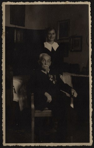 JANUARY UPRISING] Portrait photograph of Ludwik Nowakowski, veteran of 1863, with his granddaughter. Chrzanów, July 1920. [Dedication by L. Nowakowski]