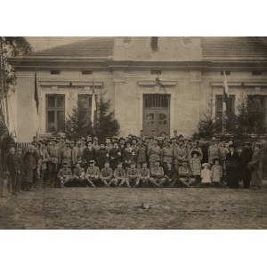 Towarzystwo SOKÓŁ] Fotografia Drużyny Sokolej z okolic miasta Lwowa podczas obchodów Święta narodowego [Lwów, przed VIII 1914 r.]
