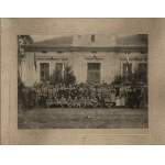 Towarzystwo SOKÓŁ] Fotografia Drużyny Sokolej z okolic miasta Lwowa podczas obchodów Święta narodowego [Lwów, przed VIII 1914 r.]