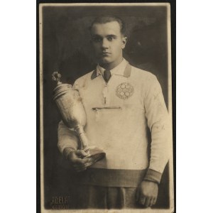 Zawody motocyklowe Kraków] Portret mężczyzny z klubu KKCM z pucharem w stroju sportowym z pucharem. Przed 1939. Atelier Adela Kraków