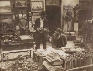 Street antiquarian B. L. Bruck on Batorego street. Photo. Lviv, late 19th century.