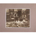 Street antiquarian B. L. Bruck on Batorego street. Photo. Lviv, late 19th century.