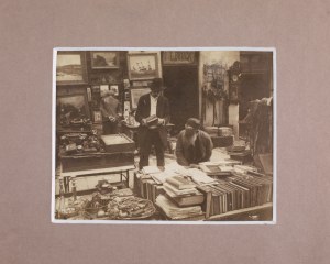 Street antiquarian B. L. Bruck on Batorego street. Photo. Lviv, late 19th century.