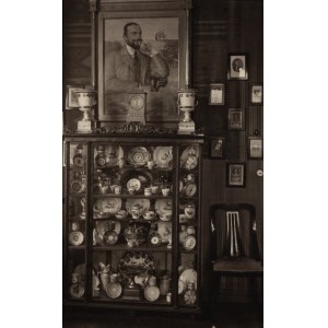 [BRUNICKI Konstanty, zbiory] Zestaw 9 fotografii oraz seria pocztówek z przedstawieniem zbiorów barona Konstantego Brunickiego (1861-1937) ze Lwowa.
