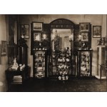 [BRUNICKI Konstanty, zbiory] Zestaw 9 fotografii oraz seria pocztówek z przedstawieniem zbiorów barona Konstantego Brunickiego (1861-1937) ze Lwowa.