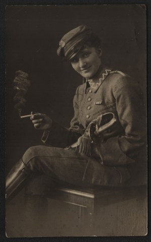 Photograph of a young woman in the uniform of the Polish Legions. Photo by Marya, Krakow, Szewska 2.